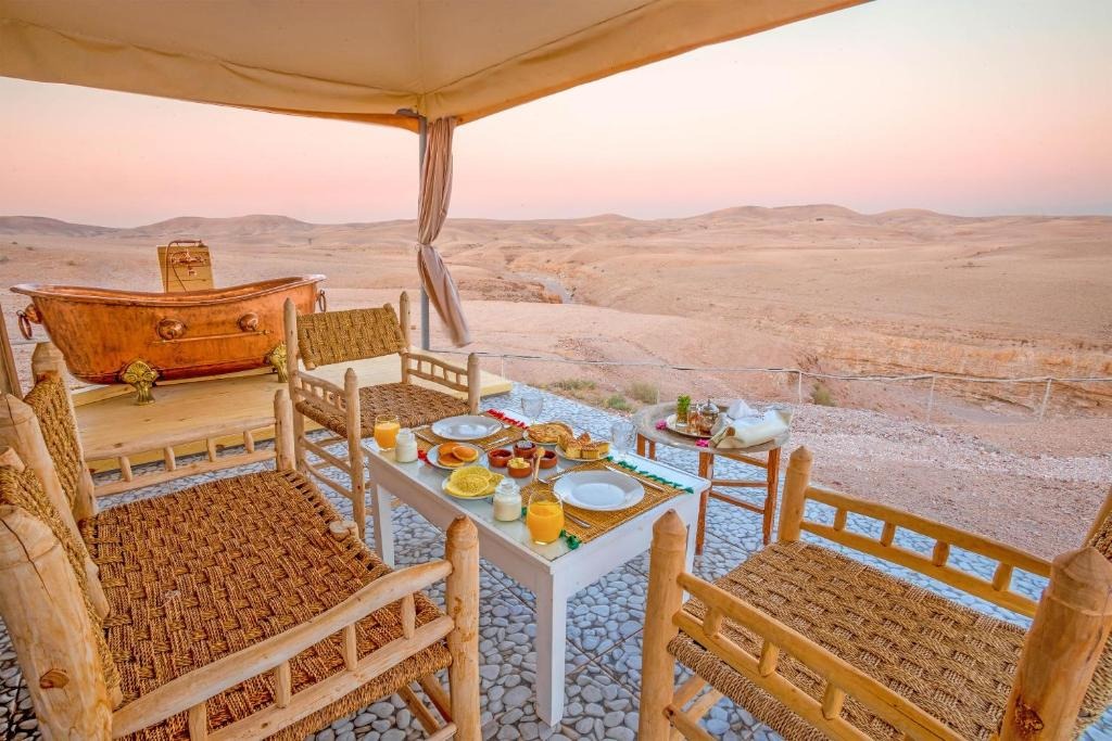 Piscine d'Agafay Pearl Camp au coucher du soleil